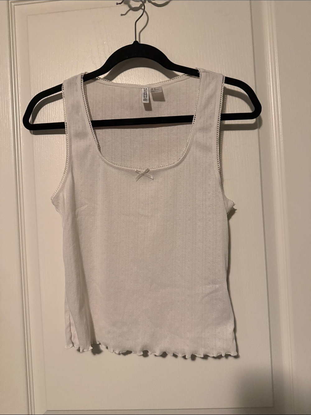 Divided White Ribbed Scoop Tank with Bow Accent